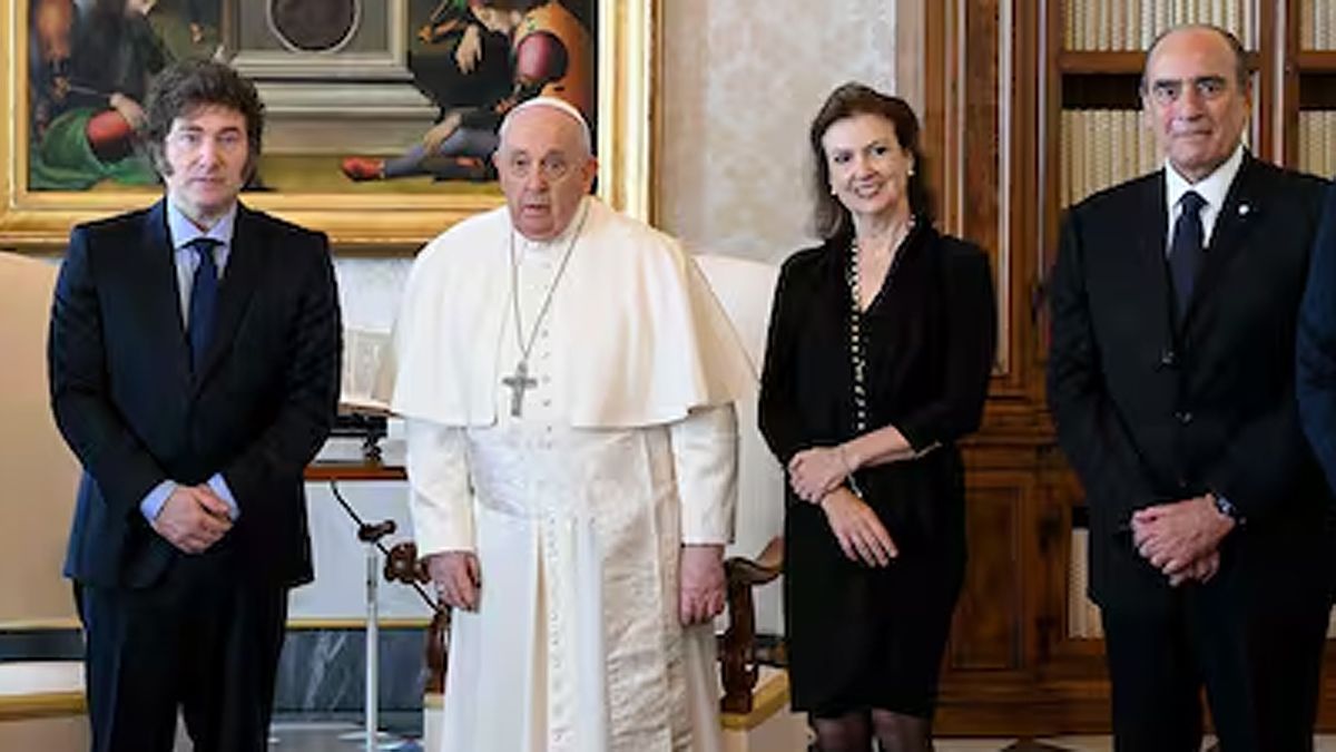 Javier Milei, Diana Mondino y Guillermo Francos en el Vaticano junto al papa Francisco.