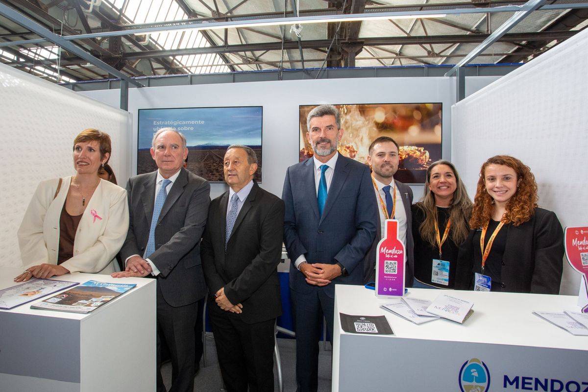 El intendente Ulpiano Suarez es el anfitrión de Argentina Mining, que se extenderá hasta el 31 de octubre en La Nave Cultural. El intendente Ulpiano Suarez es el anfitrión de Argentina Mining, que se extenderá hasta el 31 de octubre en La Nave Cultural.