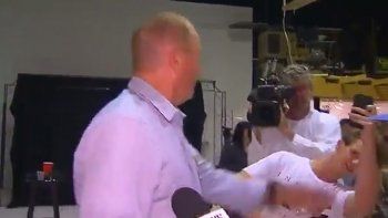 Un senador cacheteó a un menor que lo agredió con un huevazo