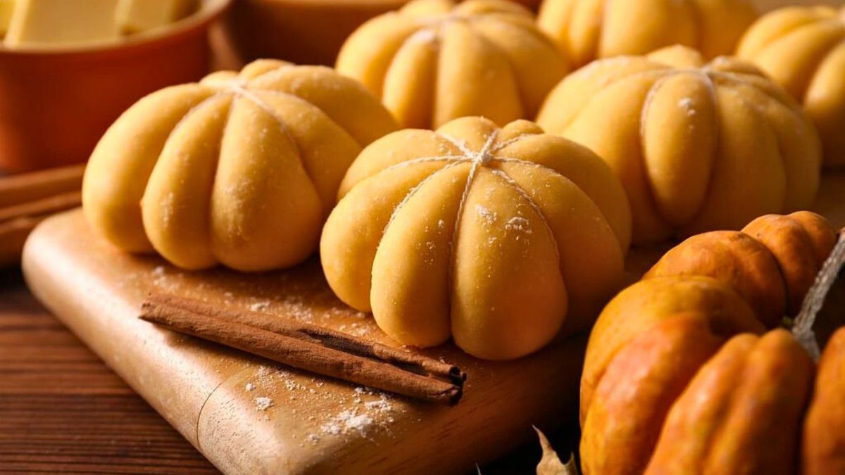 Los bollos de pan de calabaza son una receta risa y esponjosa para celebrar Halloween. Los bollos de pan de calabaza son una receta risa y esponjosa para celebrar Halloween.