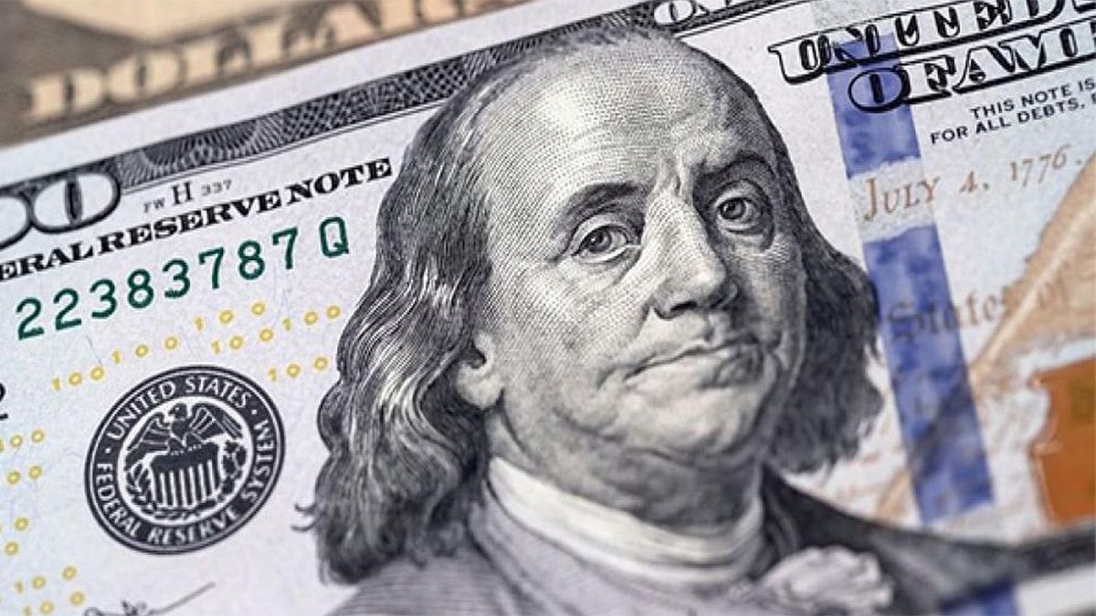 El dólar blue hoy en Mendoza cerró a $296 para la venta.