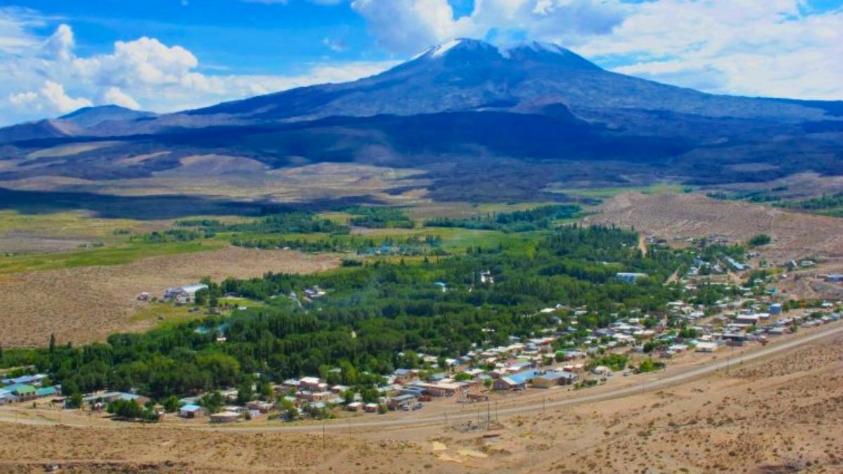 El pueblo que tiene 90 habitantes y un volcán que todos quieren conocer