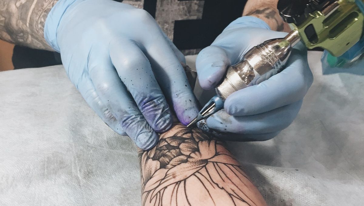 Pidió un tatuaje de una mariposa y el tatuador quiso innovar, el resultado fue desastrozo