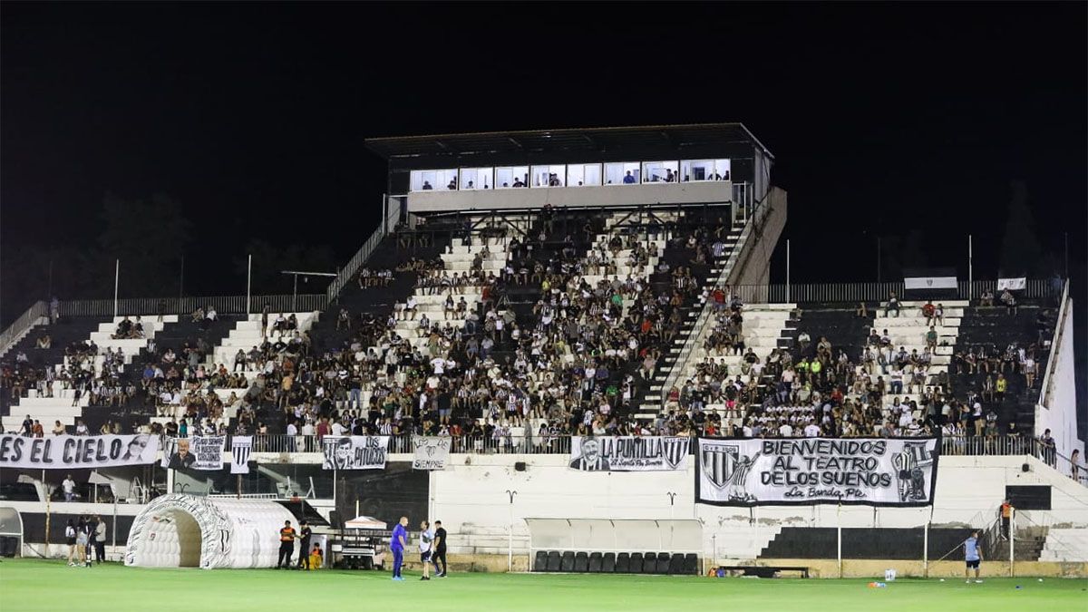 Al Legrotaglie sólo pudieron ingresar los socios del Lobo. Al Legrotaglie sólo pudieron ingresar los socios del Lobo.