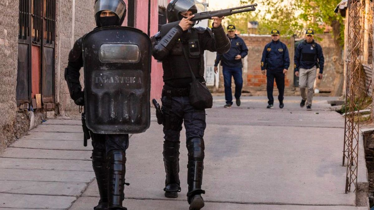 Allanamientos en simultáneo en Godoy Cruz: tres detenidos, armas y una granada secuestrada