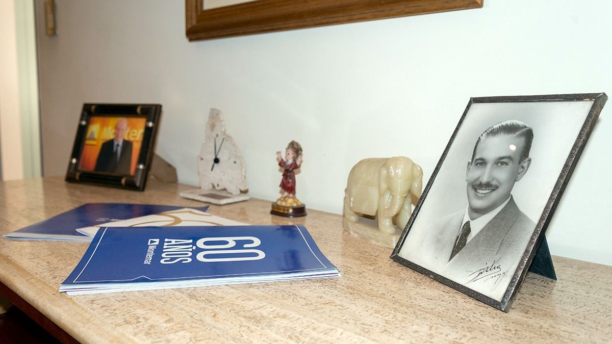 La firma nació en el fondo de una sedería (que todavía perdura) ubicada en cales San Martín y Gutiérrez.