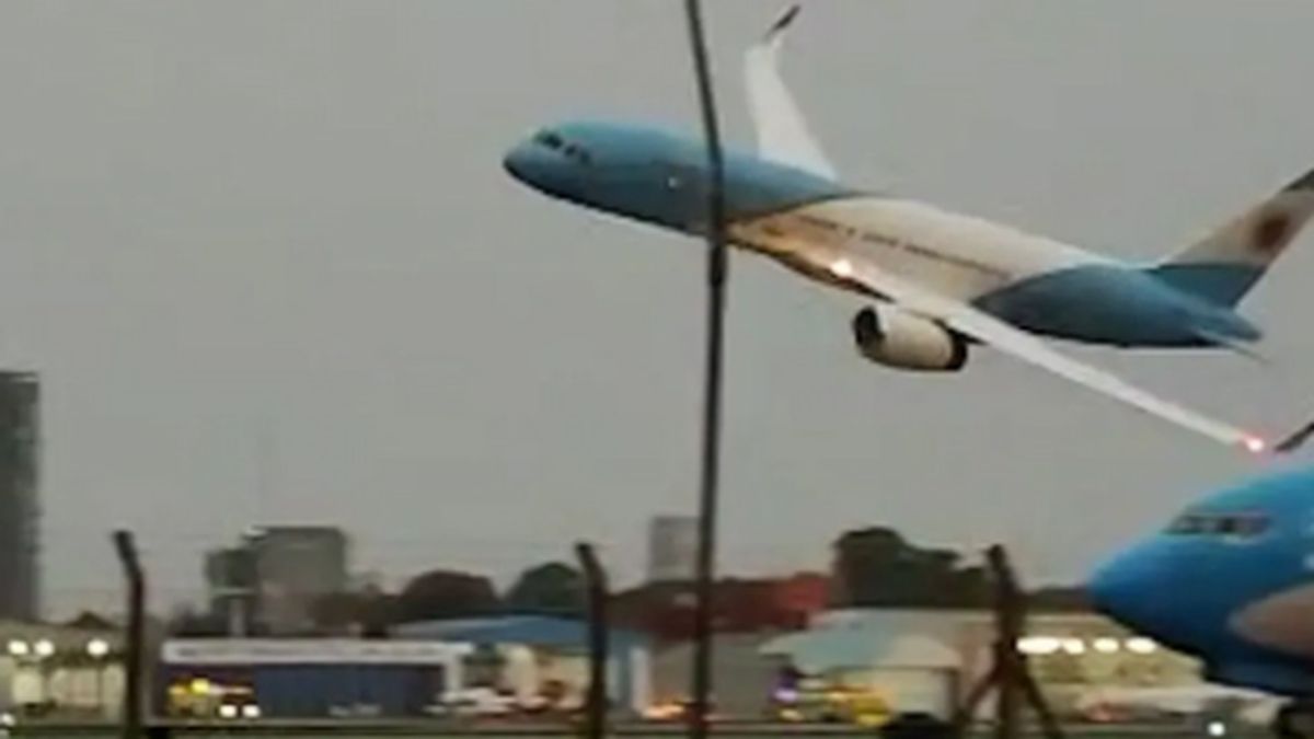 La maniobra del avión presidencial se viralizó y causó polémica.