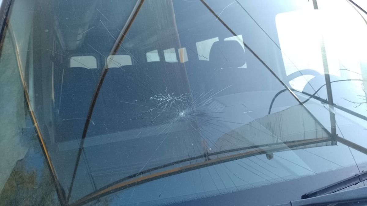 Así quedó tras el ataque el parabrisas del móvil que se utiliza en la Facultad de Odontología de la UNCuyo. Así quedó tras el ataque el parabrisas del móvil que se utiliza en la Facultad de Odontología de la UNCuyo.