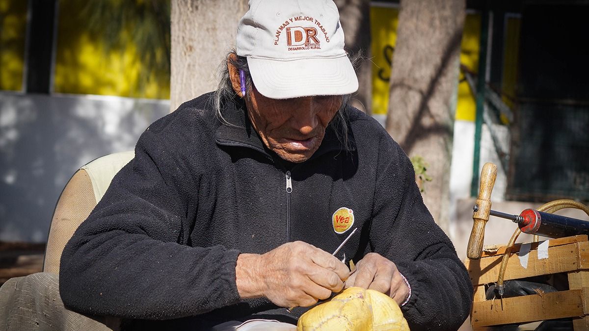 Cuando se tuvo que ir de la vecina estación de servicio YPF de Carrodilla, don Gareca pidió un lugarcito en la delegación municipal, y ahí puso su tallercito, al aire libre, por ahora. Cuando se tuvo que ir de la vecina estación de servicio YPF de Carrodilla, Don Gareca pidió un lugarcito en la delegación municipal, y ahí puso su tallercito, al aire libre, por ahora.