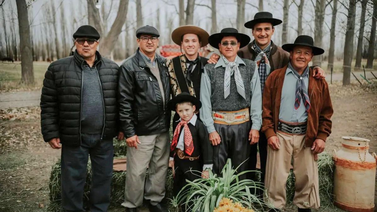 Todos los Espinoza, siempre vestidos para celebrar las tradiciones gauchas en Malargüe. Todos los Espinoza, siempre vestidos para celebrar las tradiciones gauchas en Malargüe.
