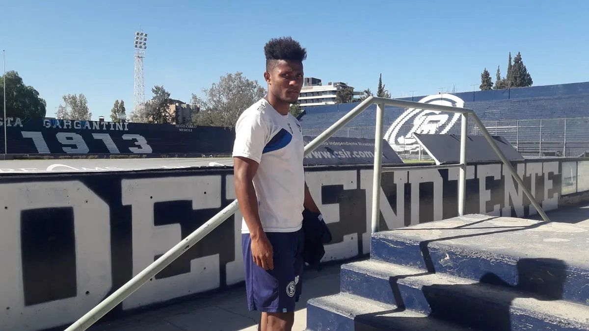El colobmbiano Eladio Ramos mostró su capacidad goleadora en Villa Crespo.