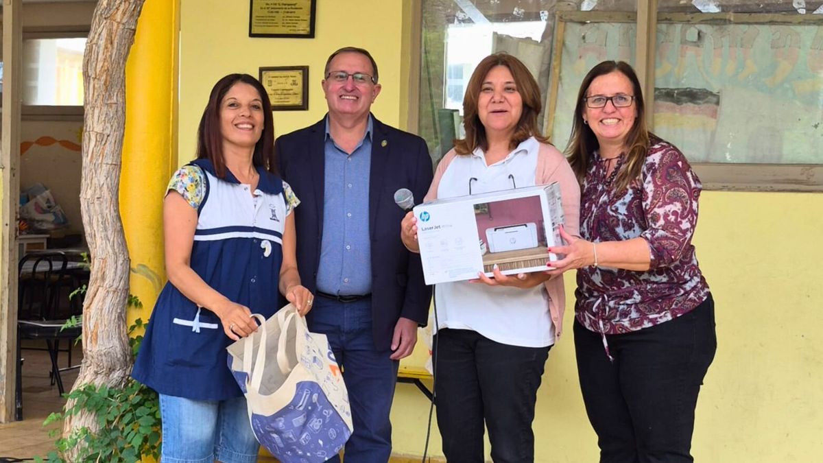 La directora Laura Sosa recibe la impresora de manos de Mariela Zavaroni, de la Federación de Seguros zona Cuyo. La directora Laura Sosa recibe la impresora de manos de Mariela Zavaroni, de la Federación de Seguros zona Cuyo.