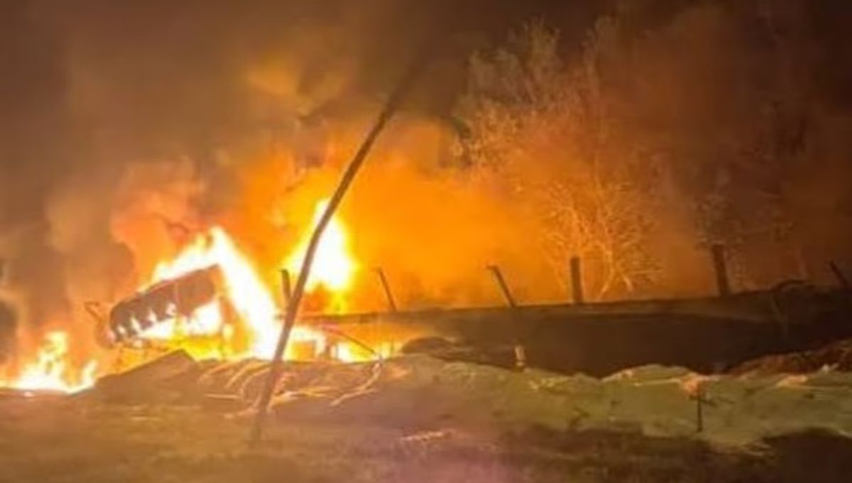 El camión quedó envuelto en llamas