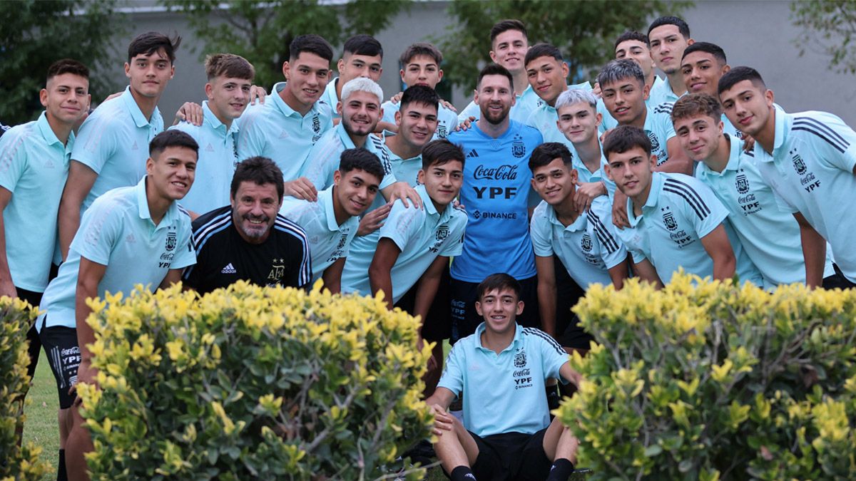 Lionel Messi se fotografió con los pibes de la Selección argentina Sub 17.