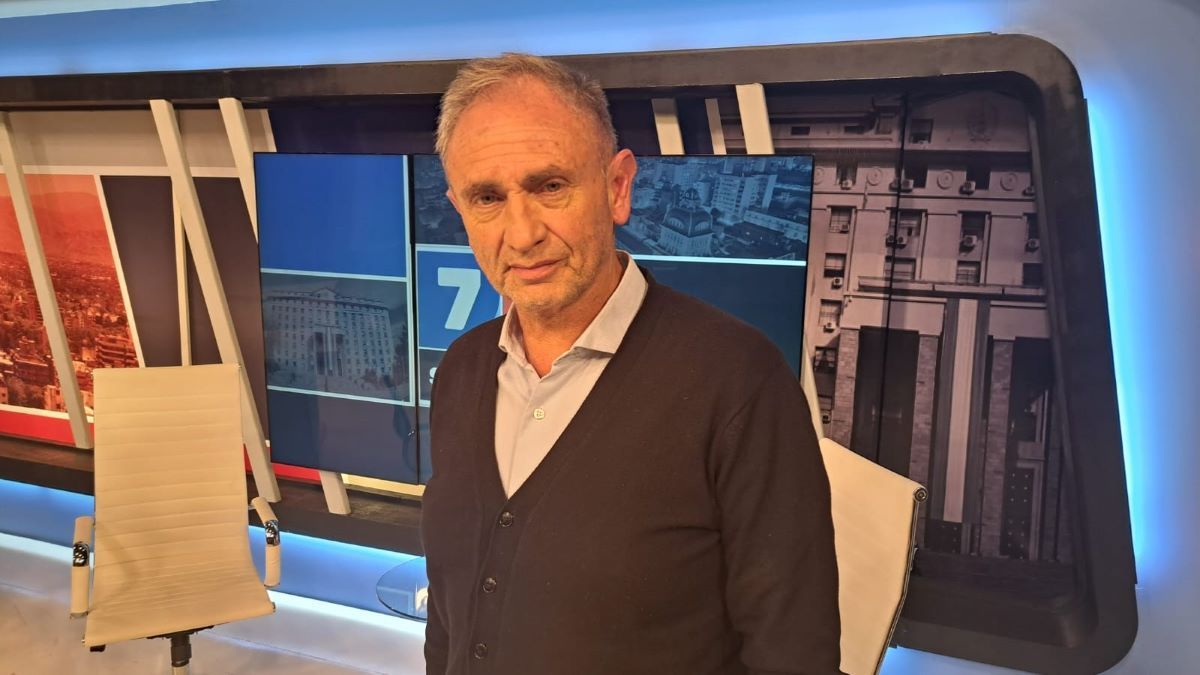 Orellana anunció la construcción de dos nuevas unidades penales y la colocación de 300 cámaras. Orellana anunció la construcción de dos nuevas unidades penales y la colocación de 300 cámaras.