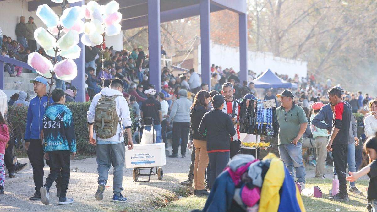 No faltaron los vendedores ambulantes, dentro o fuera del Hipódromo, ni los cuidacoches, que hicieron No faltaron los vendedores ambulantes, dentro o fuera del Hipódromo, ni los cuidacoches, que hicieron