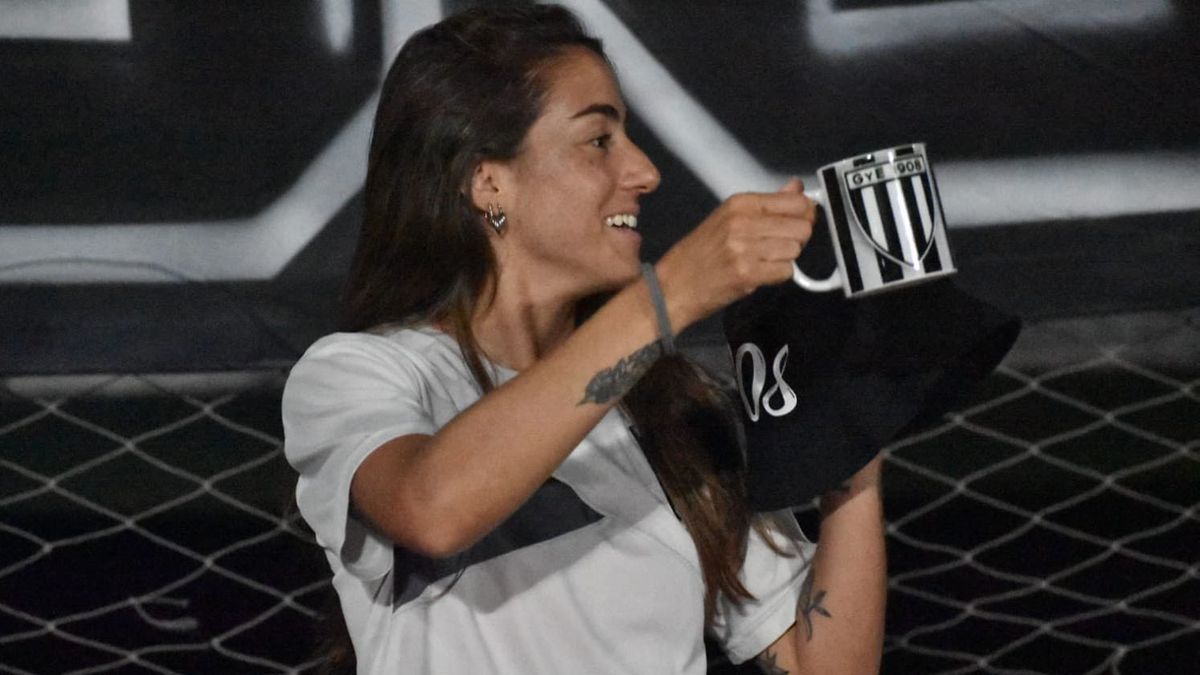 Florencia Barbero la goleadora de Las Lobas recibe su reconocimiento. Florencia Barbero la goleadora de Las Lobas recibe su reconocimiento.