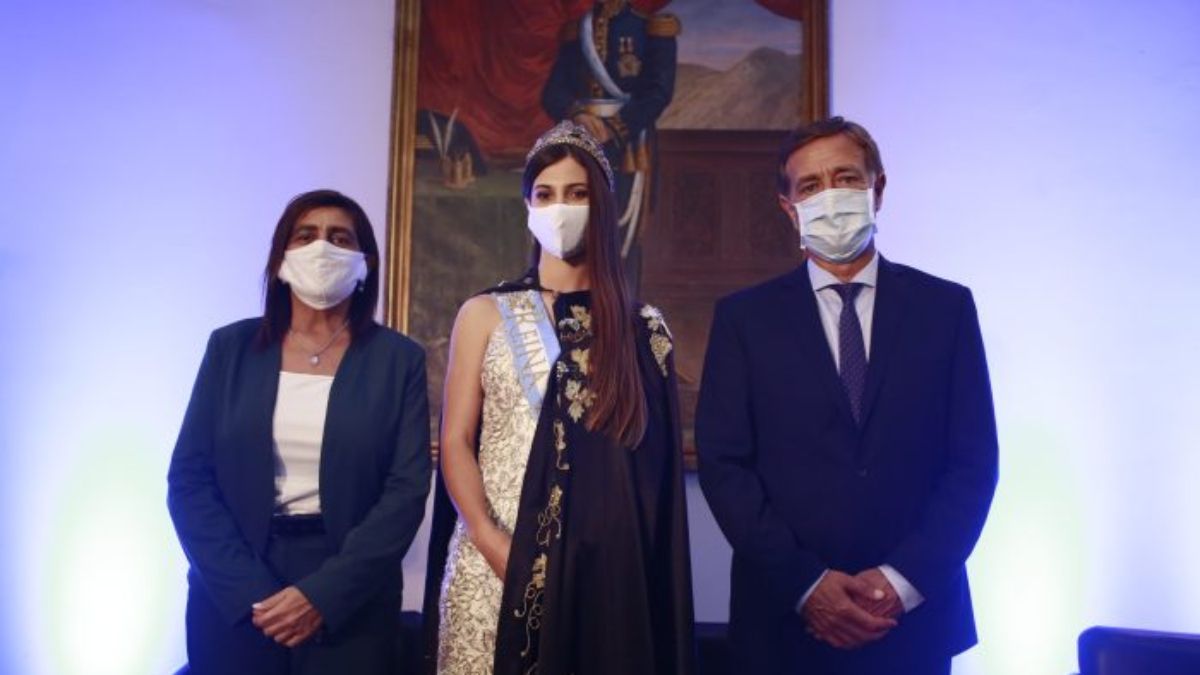 La ministra de Turismo y Cultura de la Provincia, Mariana Juri; la actual Reina Nacional de la Vendimia, Mayra Tous: y el gobernador de Mendoza, Rodolfo Suarez en el palacio San Martín de la Cancillería, durante la presentación hacia el exterior de nuestra fiesta.