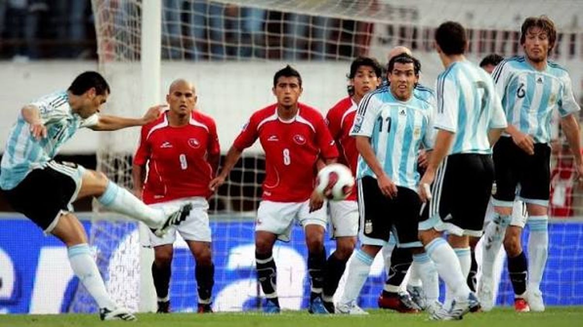 Riquelme ya acarició la redonda; el destino fue el fondo de la red.