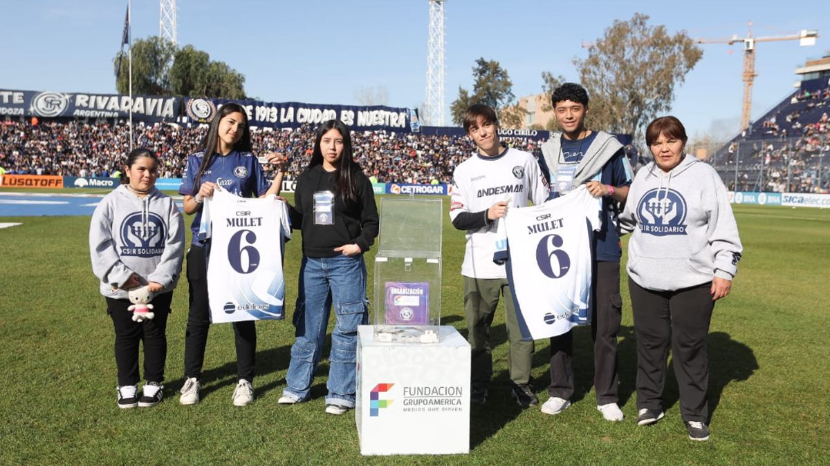 Julieta Escobares y Máximo Rabino se llevaron las camisetas sorteadas. Julieta Escobares y Máximo Rabino se llevaron las camisetas sorteadas.