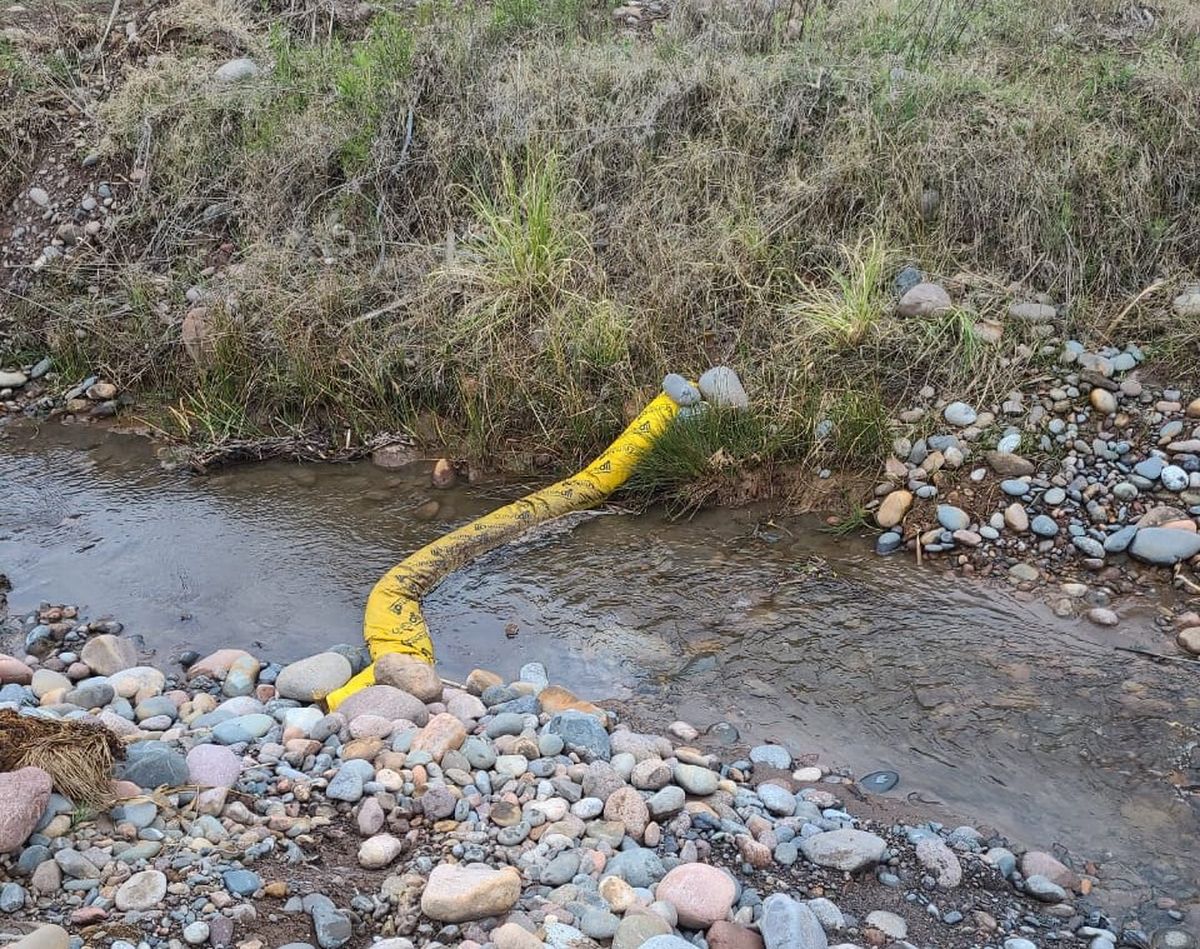 Remediación. Una barrera oleofílica colocada sobre uno de los cursos de agua. Remediación. Una barrera oleofílica colocada sobre uno de los cursos de agua.
