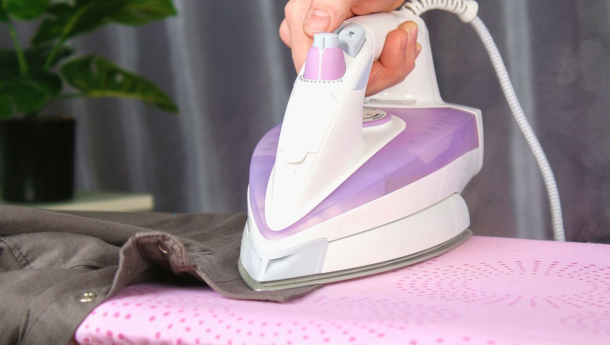 Plancha la ropa siempre del revés, realizando movimientos lentos y controlando la temperatura. Plancha la ropa siempre del revés, realizando movimientos lentos y controlando la temperatura.