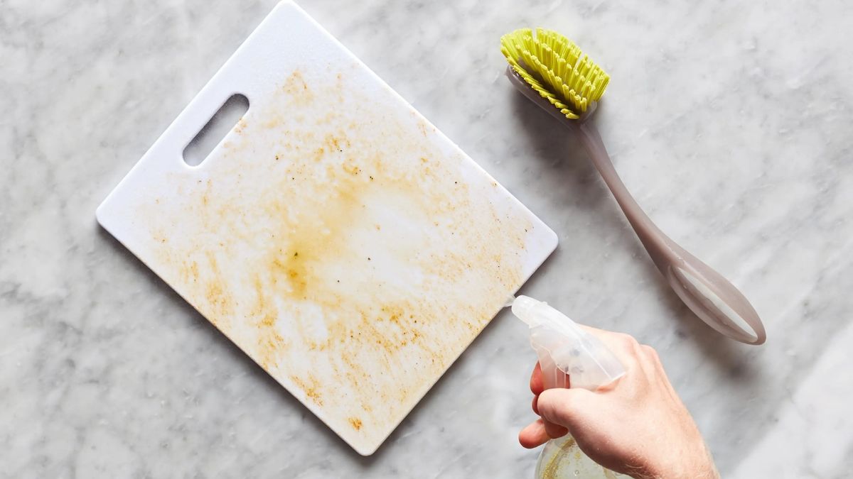 Las tablas de plástico manchadas pueden limpiarse con vinagre. Las tablas de plástico manchadas pueden limpiarse con vinagre. 