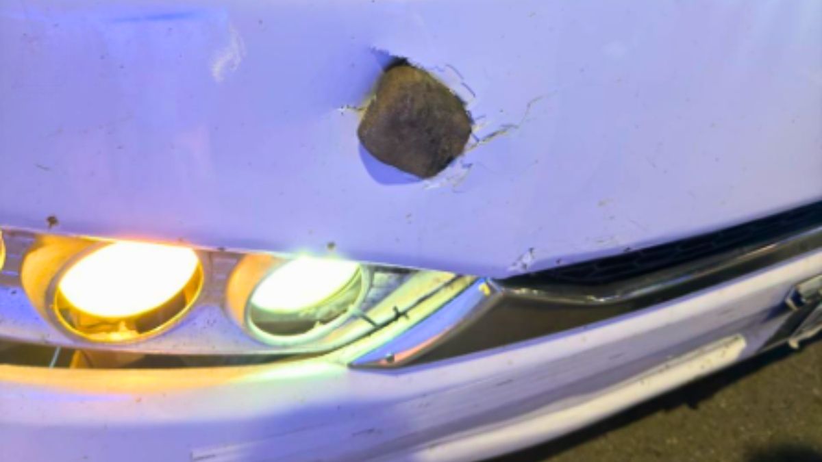 Una piedra totalmente incrustada en un micro de Boca.