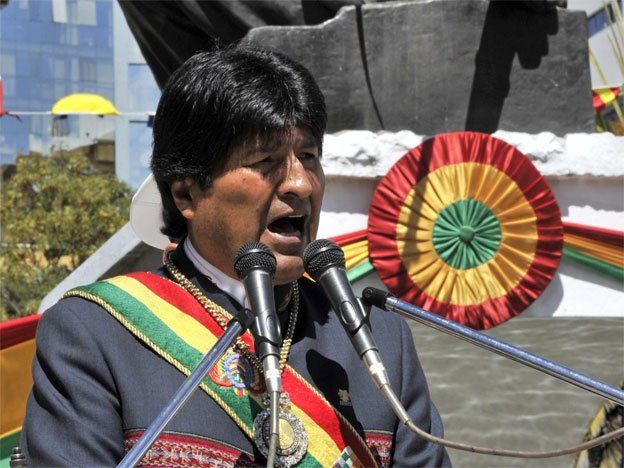 Evo Morales apoya mascar hojas coca para prevenir problemas dentales