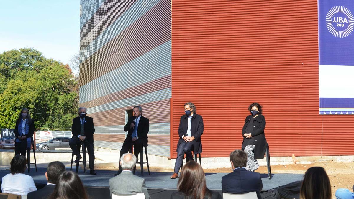 La ministra realizó estas declaraciones sobre lasvacunas de Sinopharm durante la recorrida que encabezó el presidente Alberto Fernández por el Centro Argentino de Protonterapia.