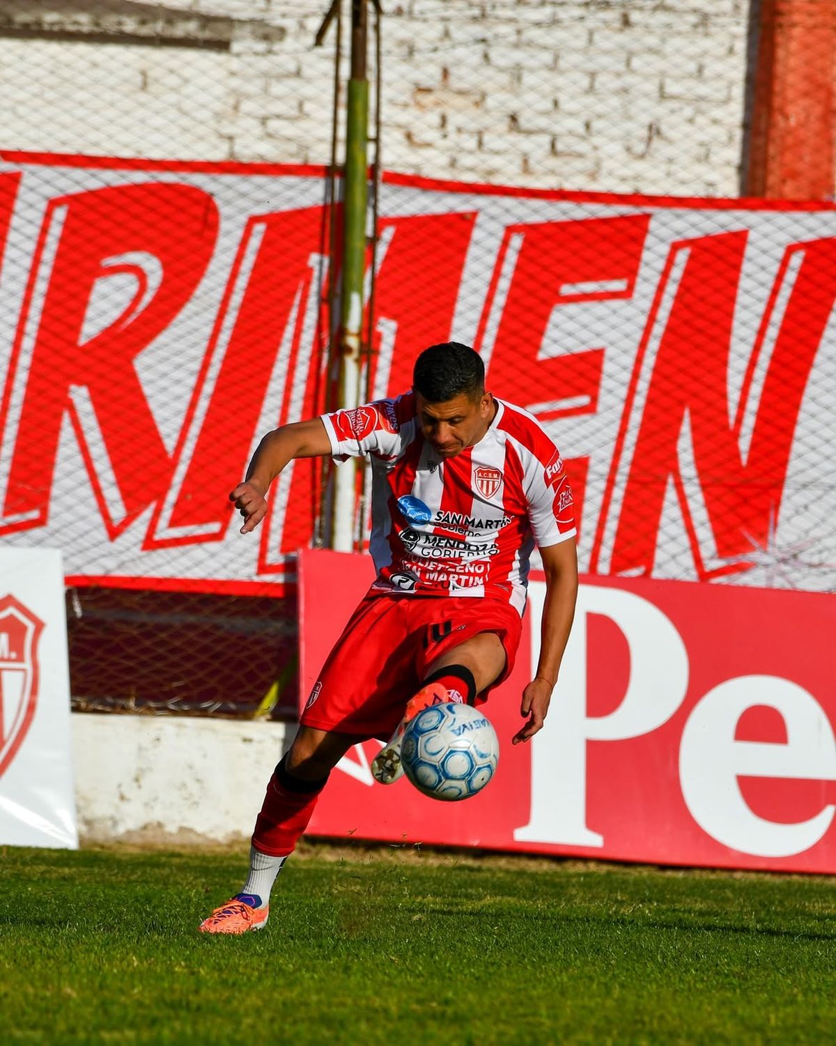 Damián Arce, una de las figuras del Chacarero, sufrió una lesión y debió abandonar el campo de juego. Foto: Prensa ACSM Damián Arce, una de las figuras del Chacarero, sufrió una lesión y debió abandonar el campo de juego. Foto: Prensa ACSM