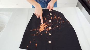 Dile adiós a las manchas de lavandina con este truco casero de un ingrediente