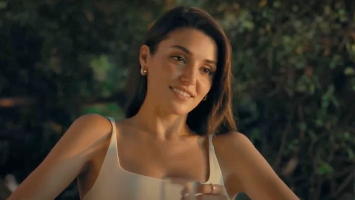 La actriz Hande Erçel interpreta a Asli Mansoy.