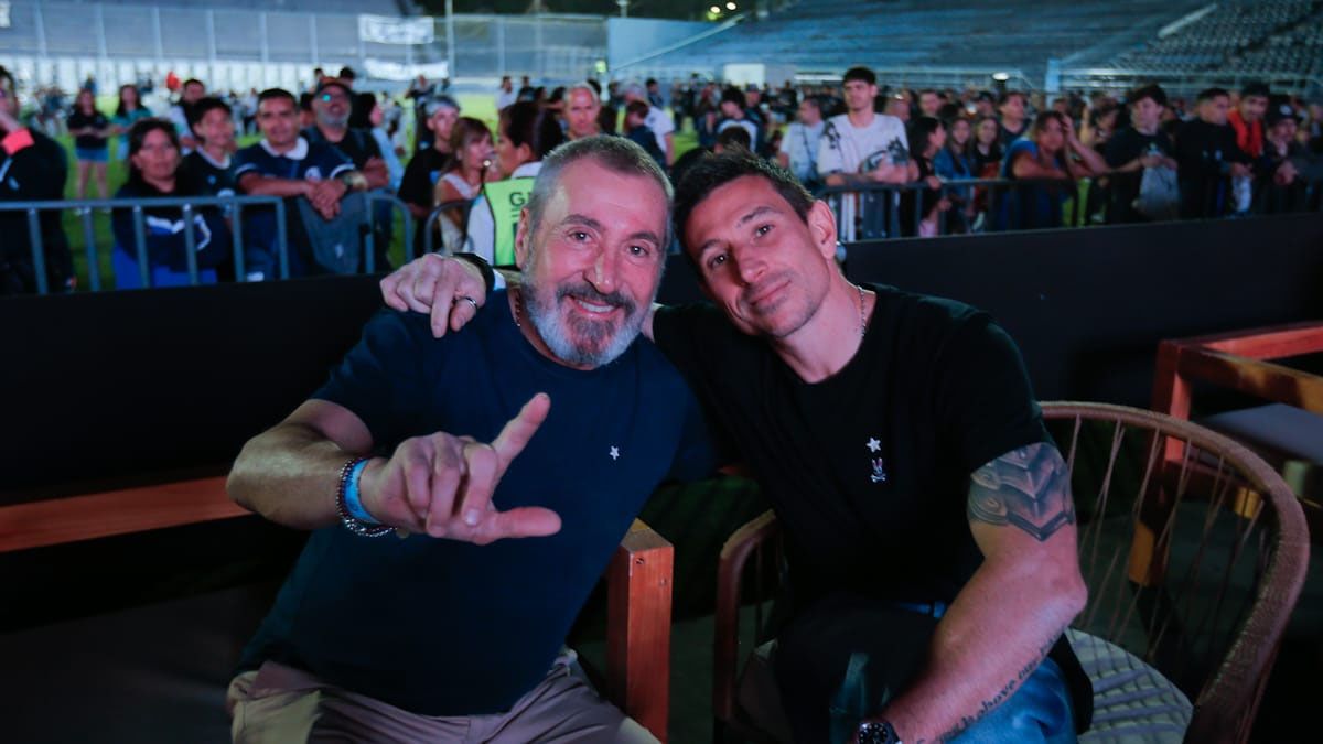 Daniel Vila y su hijo Agustín celebran en la fiesta de Independiente Rivadavia, el campeón de la Copa Argentina.
