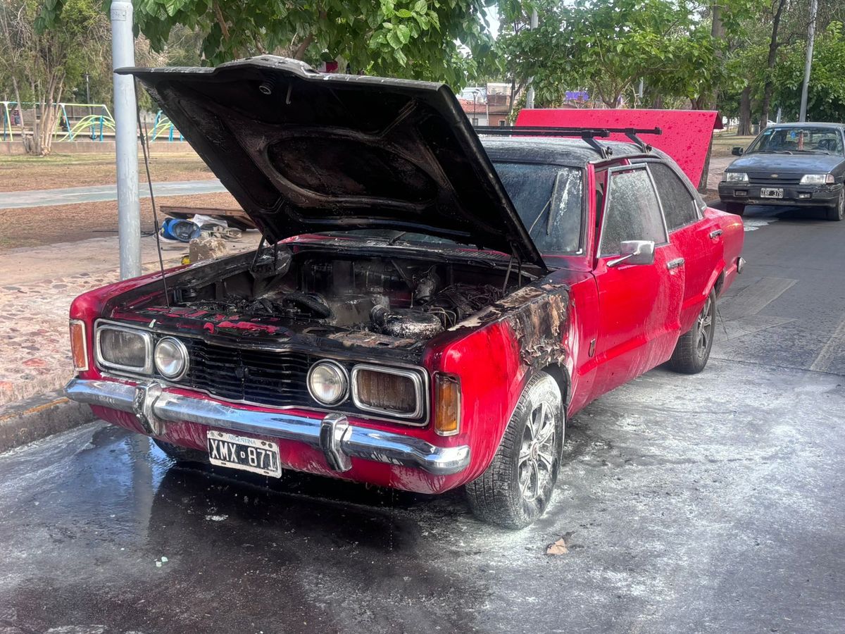 El incendio de un Ford Taunus en la Costanera provocó cortes de tránsito y el trabajo de Bomberos