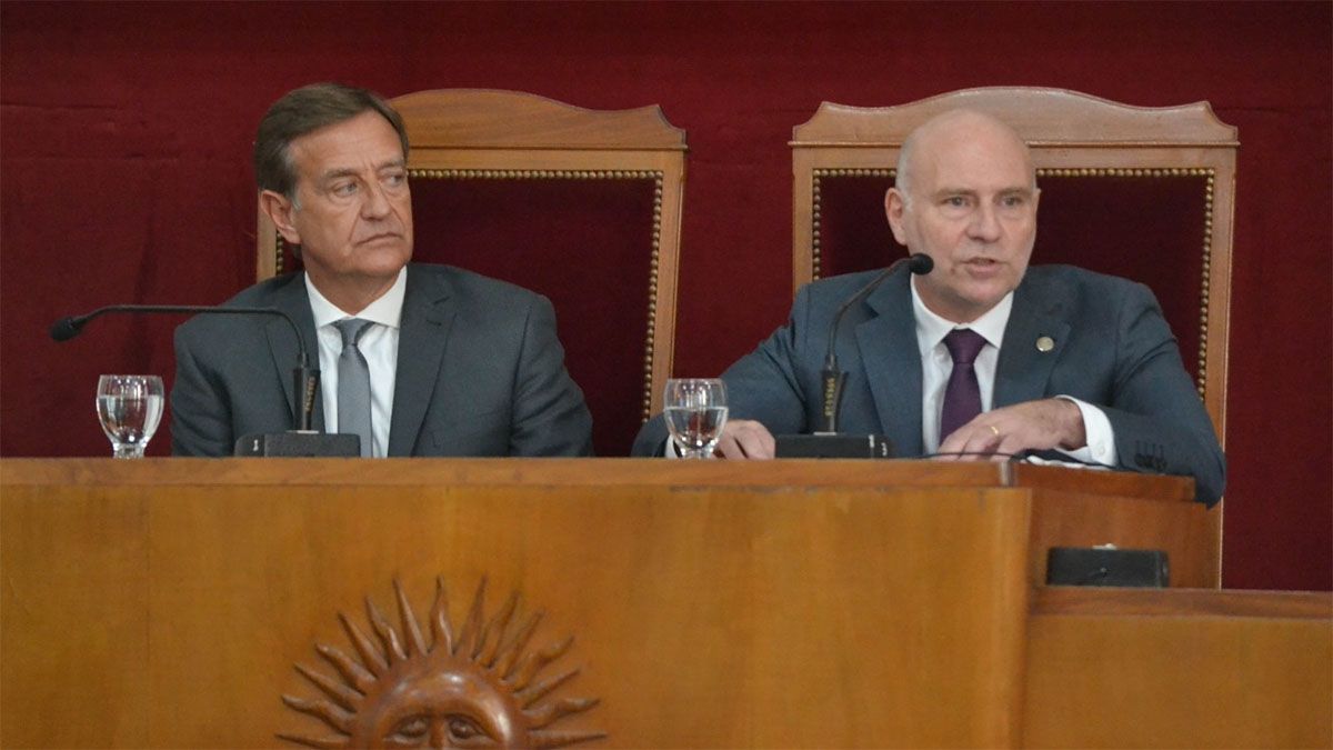 Rodolfo Suarez escucha atentamente el discurso del presidente de la Suprema Corte, Dalmiro Garay.