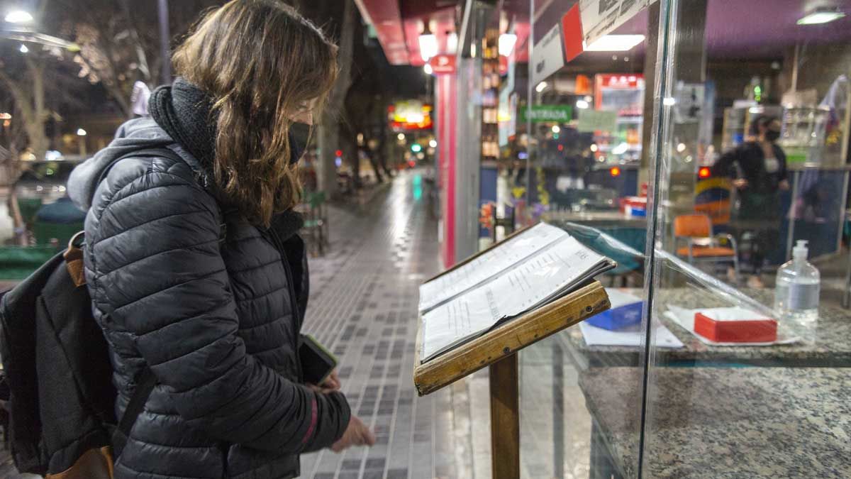 Los bares podrían verse afectados si se restringe la circulación de personas después de la 1