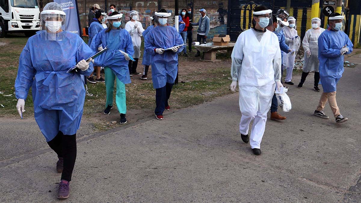 La cantidad de casos de coronavirus en Argentina se mantiene alta y no deja de preocupar a las autoridades por el colapso del sistema sanitario.