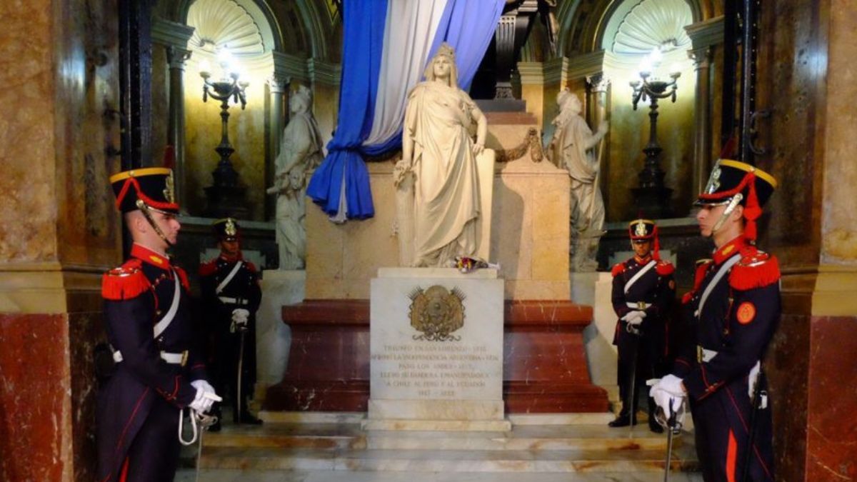 &nbsp;La tumba del General San Martín se encuentra en la Catedral Metropolitana de Buenos Aires, a 4 km de su esposa Remedios, 1.100 km de su hija Mercedes y a 10.000 km de la de su nieta Josefa.