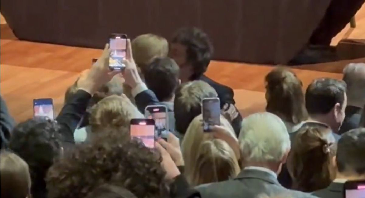 Milei, Yuyito y un beso que confirmó la relación. Milei, Yuyito y un beso que confirmó la relación.