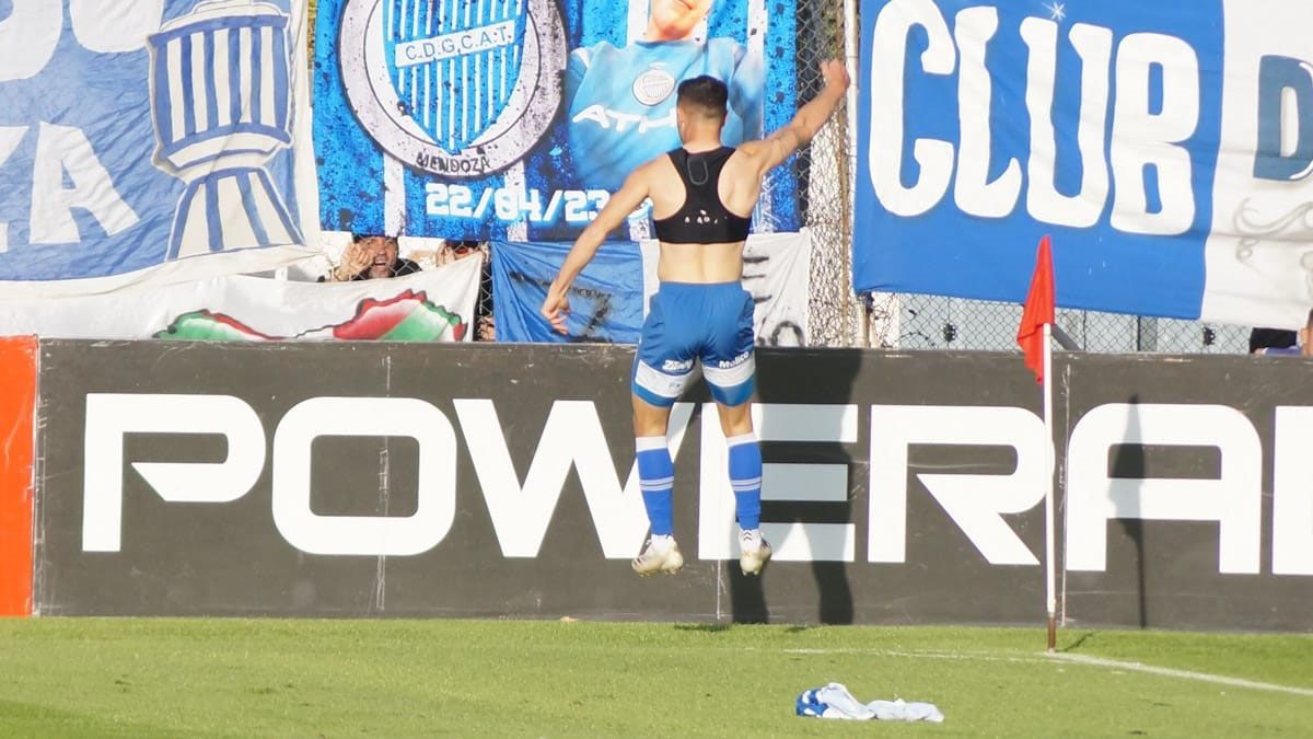 Tomás Conechny festejó su gol con los hinchas del Tomba.