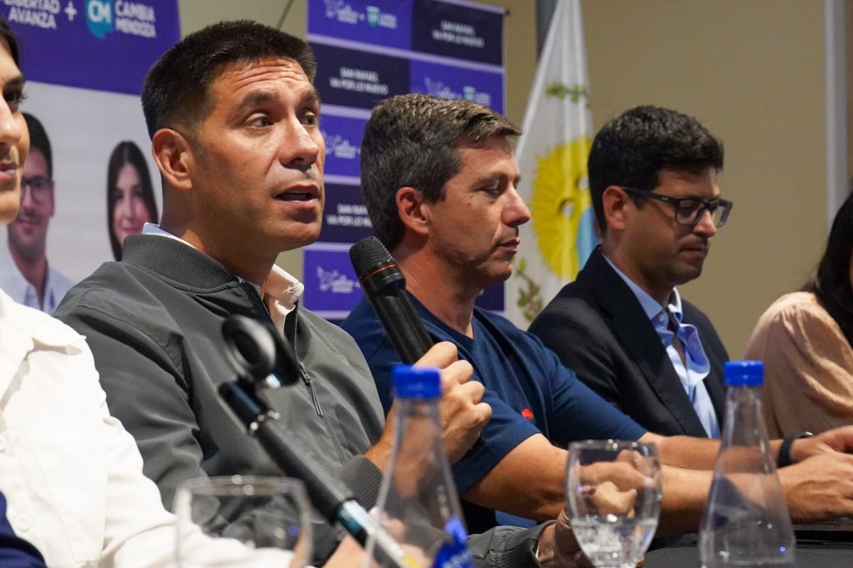 Facundo Correa Llano, presidente de LLA y Andrés Lombardi, presidente de la UCR, junto a los candidatos cabeza de lista. Facundo Correa Llano, presidente de LLA y Andrés Lombardi, presidente de la UCR, junto a los candidatos cabeza de lista.