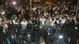 Docentes que querían montar una carpa en Buenos Aires fueron reprimidos por la Policía Docentes que querían montar una carpa en Buenos Aires fueron reprimidos por la Policía