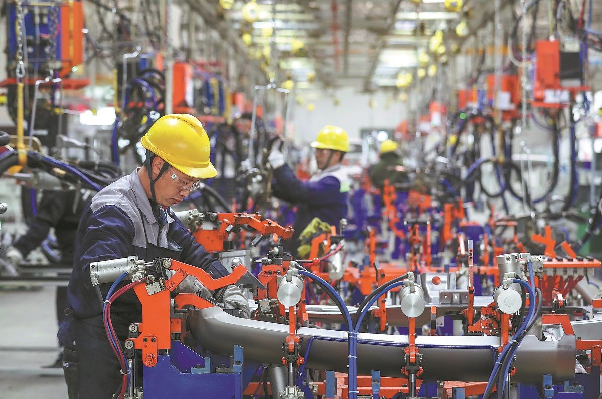 Los técnicos trabajan en la línea de montaje de una empresa de fabricación de automóviles en Guiyang, provincia de Guizhou. YUAN FUHONG / XINHUA