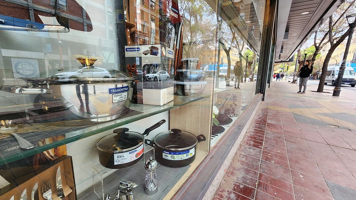 Productos de bazar y cocina, como ollas y utensilios, lucen en la vidriera de Yafanni Center, que abrirá en la esquina donde estaba la ex Balbi. Productos de bazar y cocina, como ollas y utensilios, lucen en la vidriera de Yafanni Center, que abrirá en la esquina donde estaba la ex Balbi.