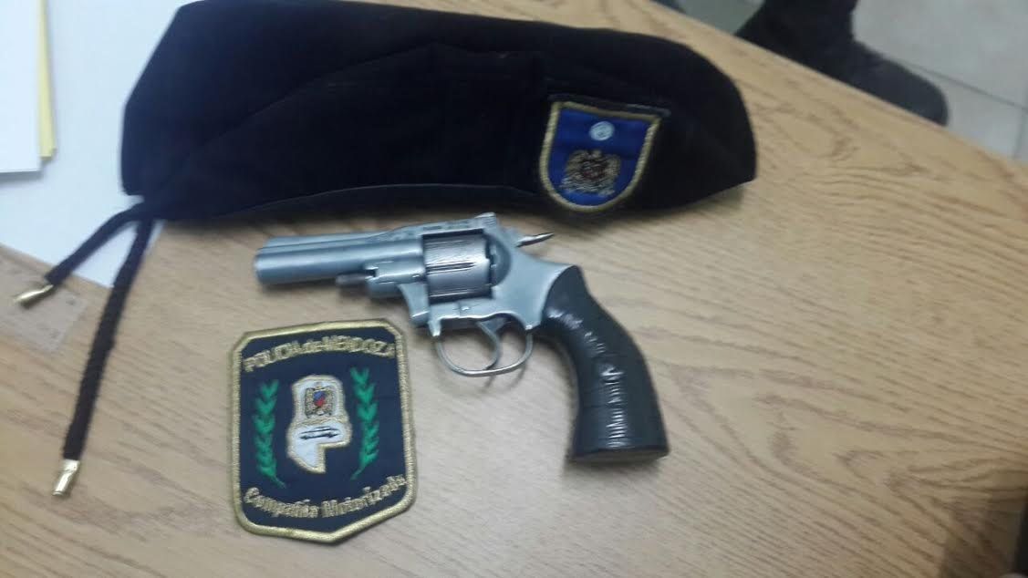 Una chica de 17 años tiró un arma cuando la Policía la fue a requisar