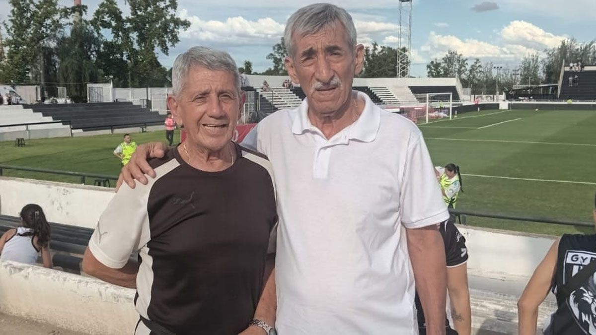 Juan de Dios González, ex jugador histórico de Gimnasia y  Esgrima, posa con un amigo en el Legrotaglie.