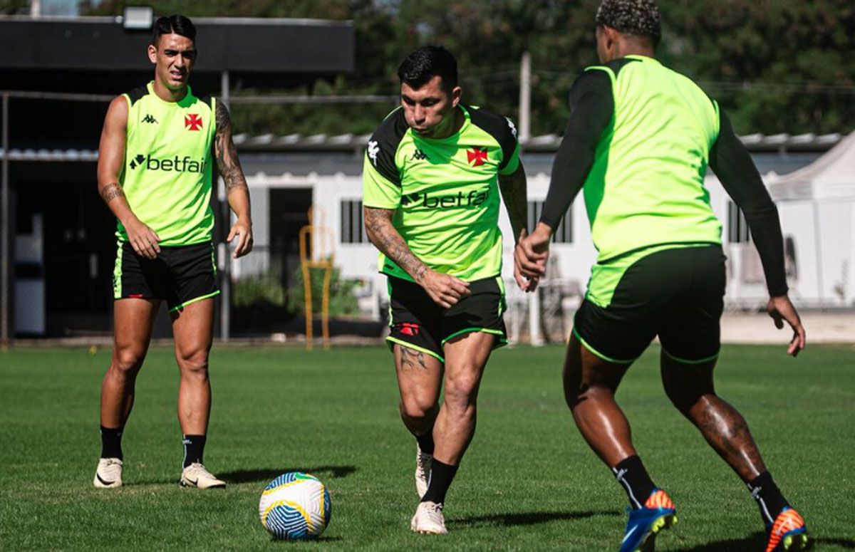 Gary Medel sigue en Vasco mientras negocia para volver a Boca. Gary Medel sigue en Vasco mientras negocia para volver a Boca.