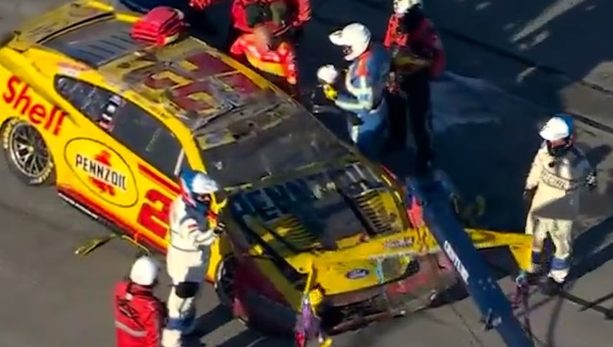 El coche de Joey Logano qued&oacute; destrozado.