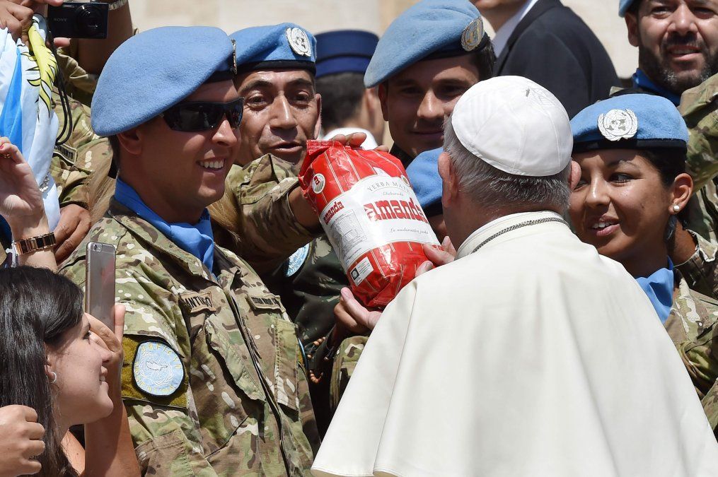 El regalo de los soldados al Papa: un paquete de yerba